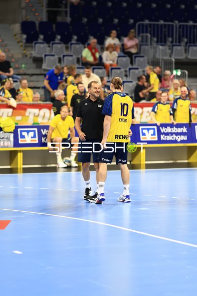 Juri Knorr (#10; Team Johnny) im Gespräch mit Trainer an der Seitenlinie