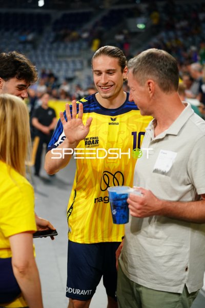 Juri Knorr (#10; Team Johnny) winkt Fans in der SAP Arena