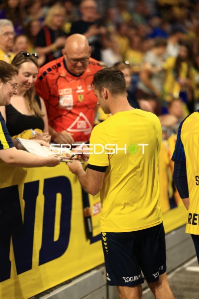 Team Johnny Spieler gibt Autogramme an Fans in der SAP Arena