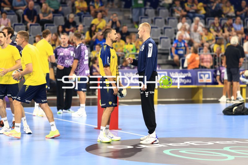 Ivan Martinović (#5; Team Johnny) und David Späth (#29; Team Apfel) beim Aufwärmen in der SAP Arena