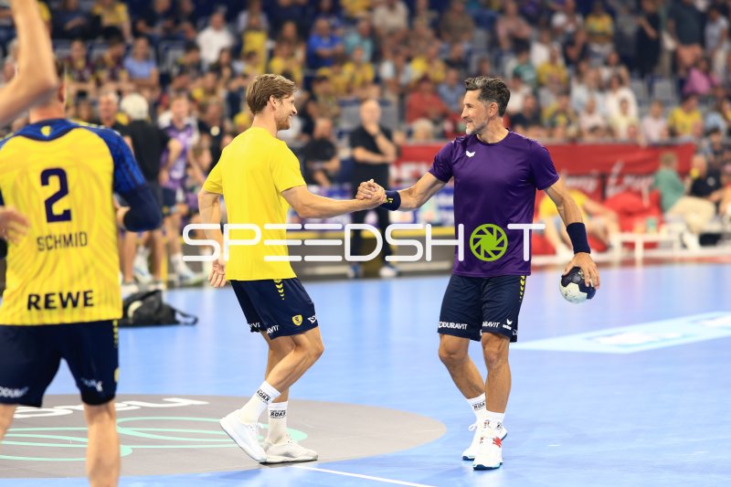 Handschlag zwischen Team Johnny und Team Apfel in der SAP Arena