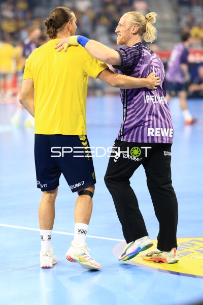 Mikael Appelgren (#1; Team Apfel) und Spieler von Team Johnny im freundschaftlichen Moment