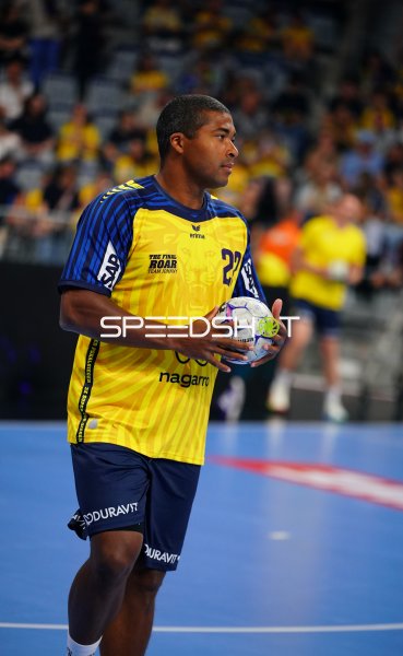 Larsen Mads Mensah (#22; Team Johnny) mit Ball in der SAP Arena