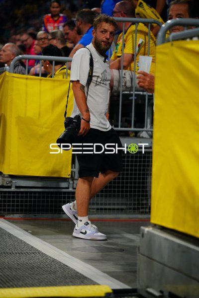 Max Krause mit Nikon-Kamera am Spielfeldrand der SAP Arena