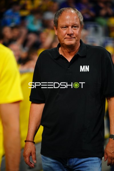 Offizieller mit Initialen MN an der Seitenlinie in der SAP Arena