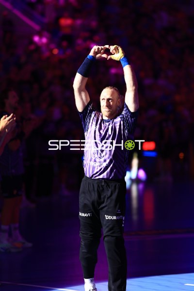 Mikael Appelgren (#1; Team Apfel) formt Herz-Geste für die Fans
