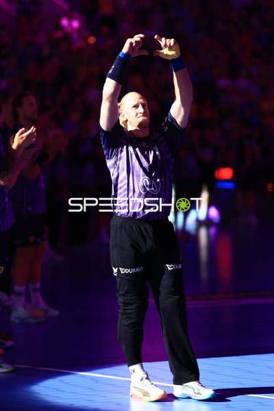 Mikael Appelgren (#1; Team Apfel) feiert mit erhobenen Armen in der SAP Arena