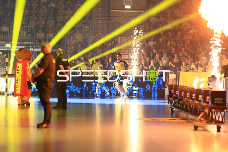Ivan Martinovic (#5; Team Johnny) beim Einlaufen in die SAP Arena