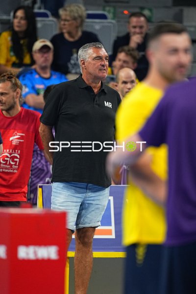 Trainer mit Initialen MR beobachtet das Spielgeschehen in der SAP Arena