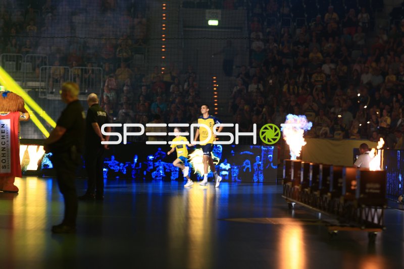 Ivan Martinovic (#5; Team Johnny) beim Einlaufen in der SAP Arena