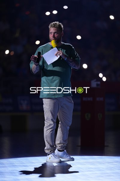Kevin Gerwin moderiert mit Mikrofon in der SAP Arena Mannheim