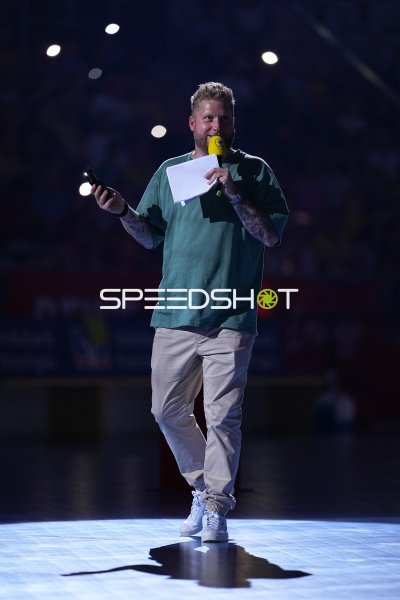 Kevin Gerwin moderiert mit Mikrofon in der SAP Arena Mannheim