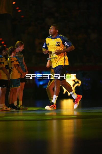 Mads Mensah Larsen (#22; Team Johnny) beim Einlaufen in der SAP Arena