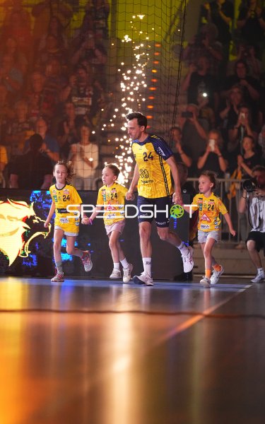Patrick Groetzki (#24; Rhein Neckar Löwen) beim Einlaufen mit Kindern