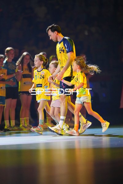 Patrick Groetzki (#24; Team Johnny) beim Einlaufen mit Kindern in der SAP Arena