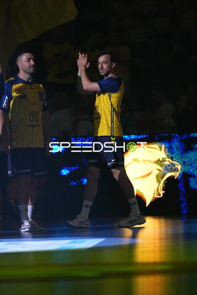 Patrick Groetzki (#24; Rhein Neckar Löwen) und Jannik Kohlbacher (#80; Rhein Neckar Löwen) beim Einlaufen