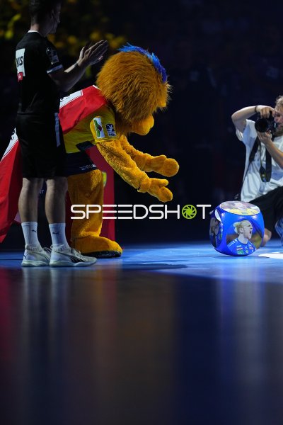 Maskottchen bei der Spielzeugball-Aktion in der SAP Arena