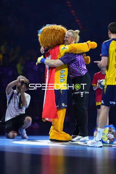 Mikael Appelgren (#1; Team Apfel) umarmt Maskottchen in der SAP Arena