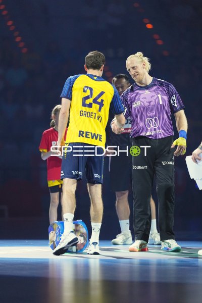 Patrick Groetzki (#24; Team Johnny) und Mikael Appelgren (#1; Team Apfel) beim Handshake