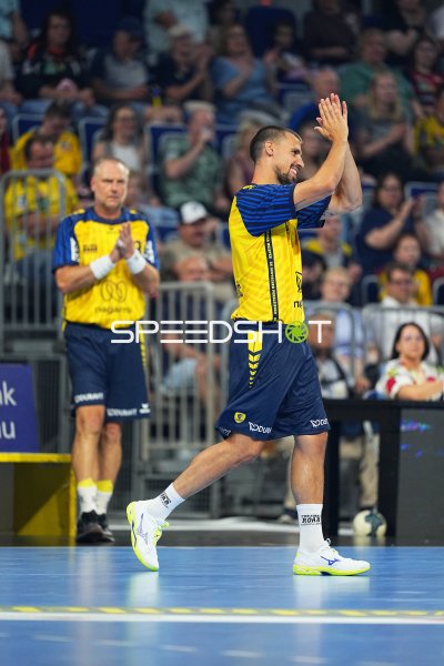 Ivan Martinović (#5; Team Johnny) applaudiert in der SAP Arena Mannheim