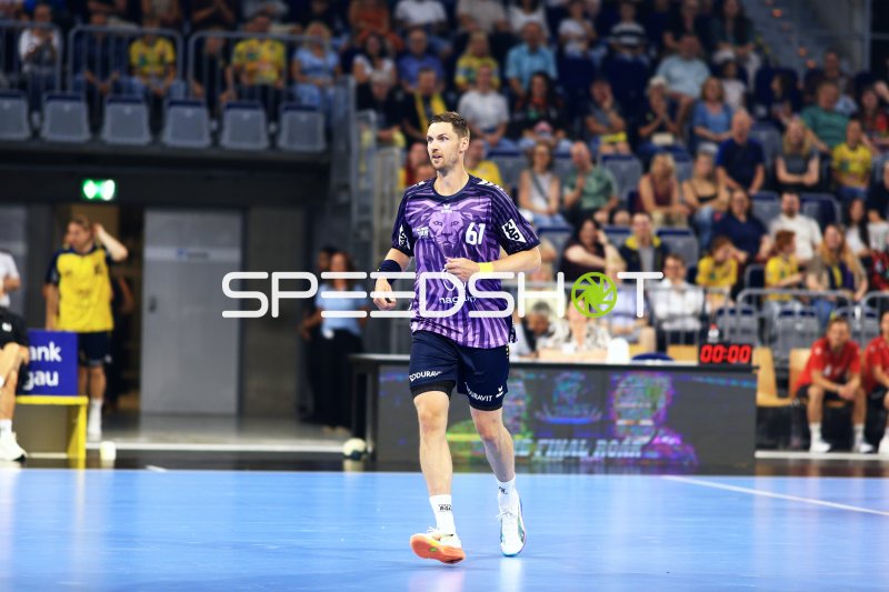 Hendrik Pekeler (#61; Team Apfel) läuft in der SAP Arena auf