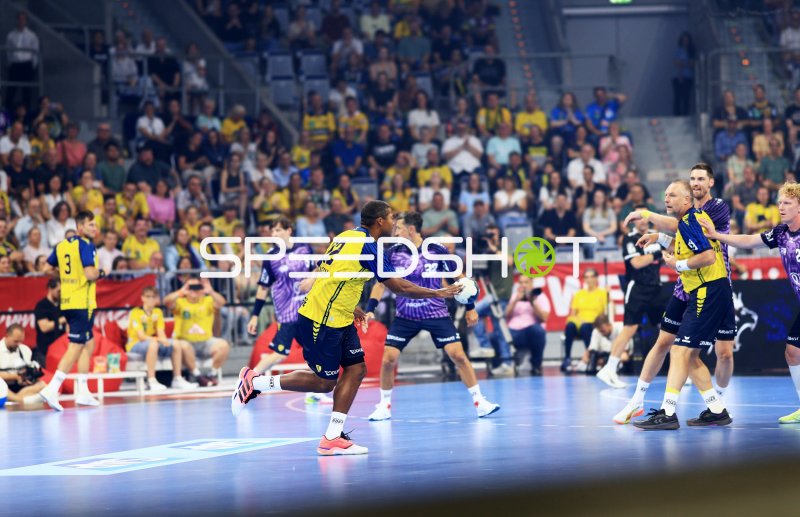 Larsen Mads Mensah (#22; Team Johnny) im Angriff gegen Hendrik Pekeler (#61; Team Apfel)
