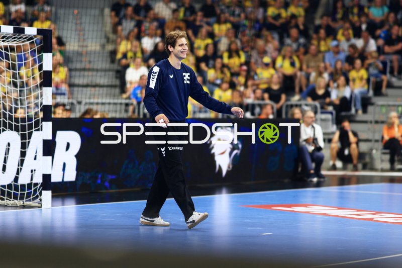 Joel Birlehm (#35; Team Johnny) lächelnd vor dem Tor in der SAP Arena