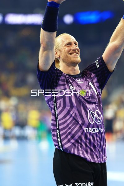Mikael Appelgren (#1; Team Apfel) jubelt mit erhobenen Armen in der SAP Arena