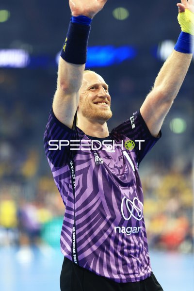 Mikael Appelgren (#1; Team Apfel) jubelt mit erhobenen Armen