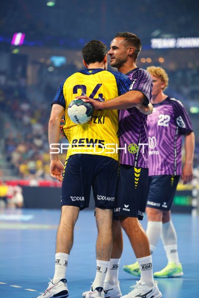 Patrick Groetzki (#24; Team Johnny) im Zweikampf mit Team Apfel