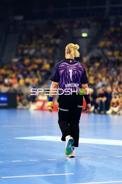 Mikael Appelgren (#1; Team Apfel) läuft über das Spielfeld