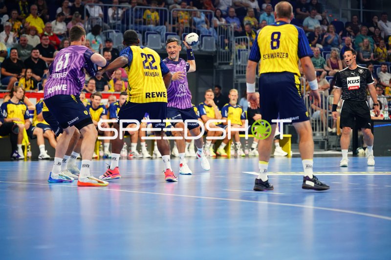 Alexander Petersson (#32; Team Apfel) im Angriff gegen Team Johnny
