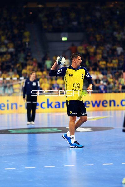 Andy Schmid (#2; Team Johnny) beim Wurfansatz in der SAP Arena