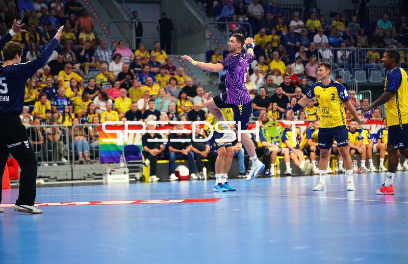 Hendrik Pekeler (#61; Team Apfel) beim Sprungwurf gegen Team Johnny