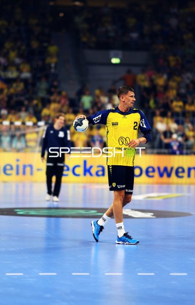 Andy Schmid (#2; Team Johnny) mit Ball in der SAP Arena