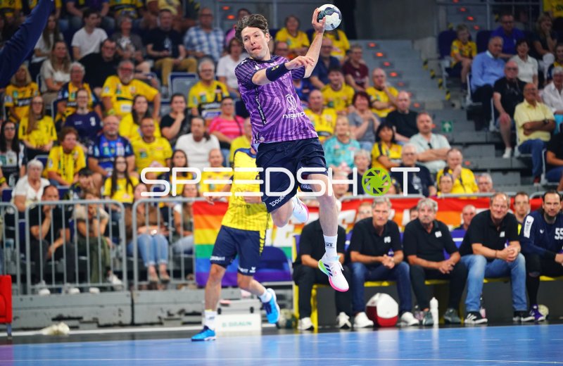Johannes Sellin (#5; Team Apfel) beim Sprungwurf in der SAP Arena