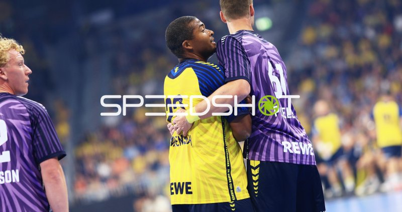 Larsen Mads Mensah (#22; Team Johnny) im Zweikampf mit Hendrik Pekeler (#61; Team Apfel)
