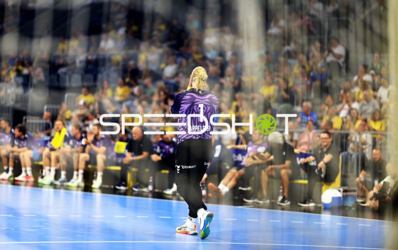 Mikael Appelgren (#1; Team Apfel) läuft in die Halle