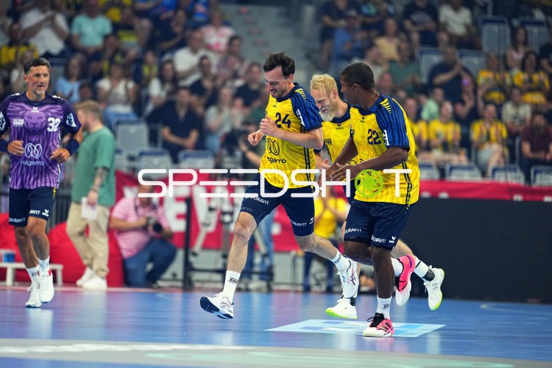 Patrick Groetzki (#24; Rhein Neckar Löwen) jubelt mit Teamkollegen in der SAP Arena