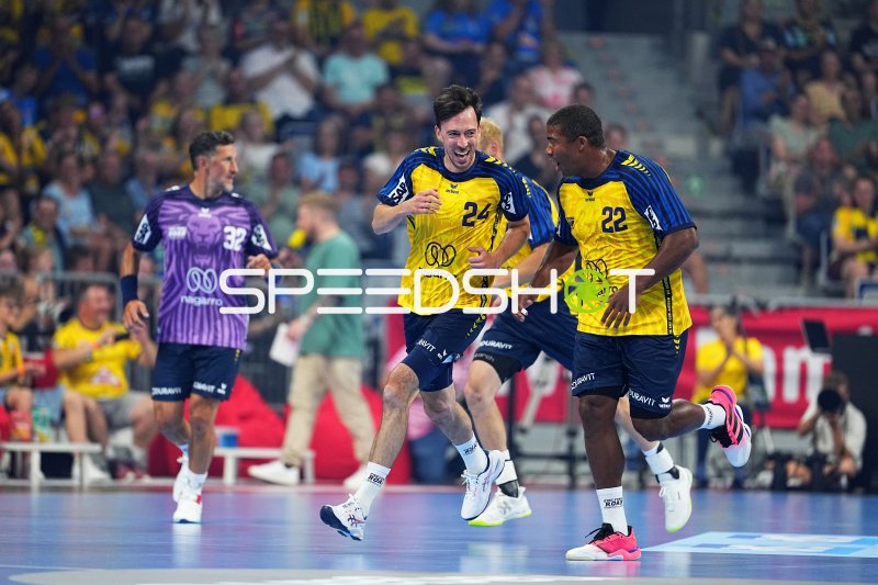 Patrick Groetzki (#24; Rhein Neckar Löwen) jubelt mit Larsen Mads Mensah (#22)