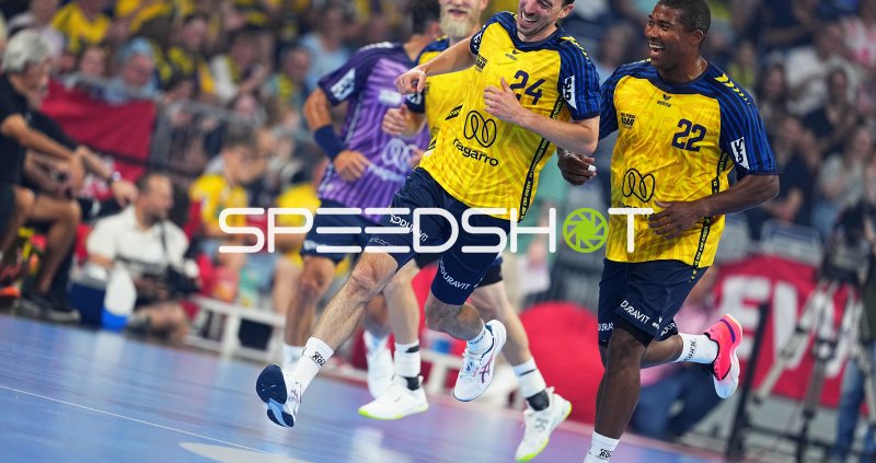 Mads Mensah Larsen (#22; Team Johnny) und Patrick Groetzki (#24; Team Johnny) jubeln gemeinsam
