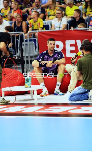Hendrik Pekeler (#61; Team Apfel) im Interview in der SAP Arena