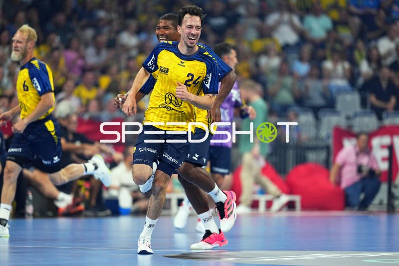 Patrick Groetzki (#24; Rhein Neckar Löwen) jubelt mit Mads Mensah Larsen