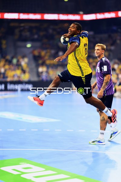 Mads Mensah Larsen (#22; Team Johnny) beim Sprungwurf in der SAP Arena