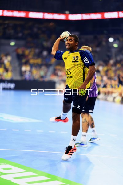 Mads Mensah Larsen (#22; Team Johnny) beim Wurfansatz in der SAP Arena
