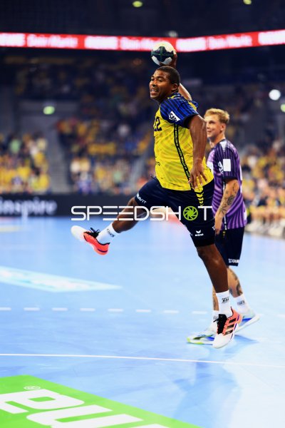 Mads Mensah Larsen (#22; Team Johnny) beim Sprungwurf in der SAP Arena