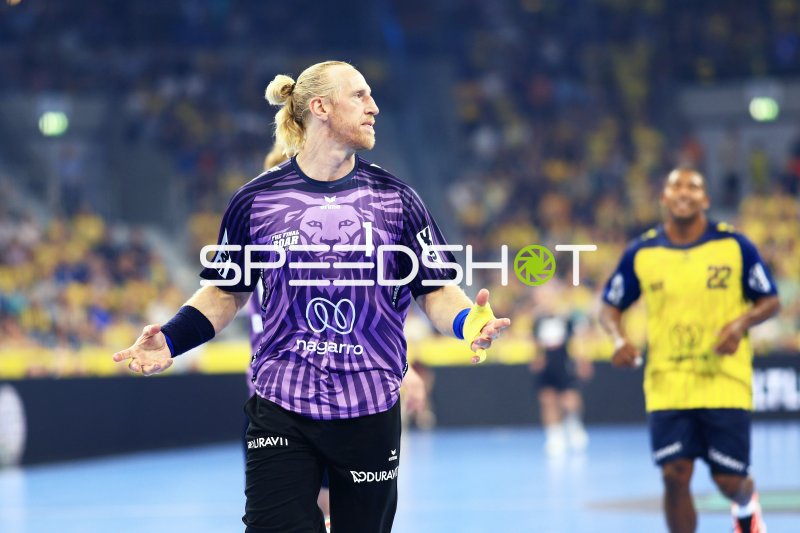 Mikael Appelgren (#1; Team Apfel) mit ausgebreiteten Armen in der SAP Arena