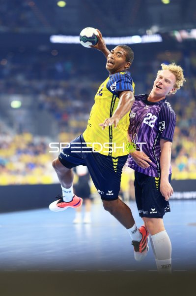 Mads Mensah Larsen (#22; Team Johnny) im Sprungwurf gegen Gustav Davidsson