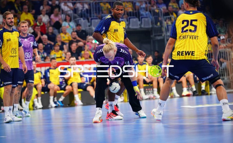 Mads Mensah Larsen (#22; Team Johnny) im Zweikampf mit Torwart Mikael Appelgren