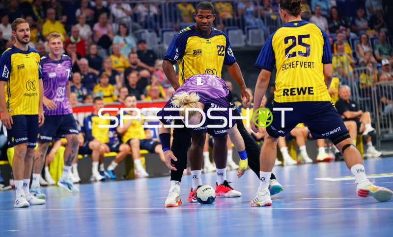 Mads Mensah Larsen (#22; Team Johnny) und Olle Forsell Schefvert (#25; Team Johnny) im Spielgeschehen